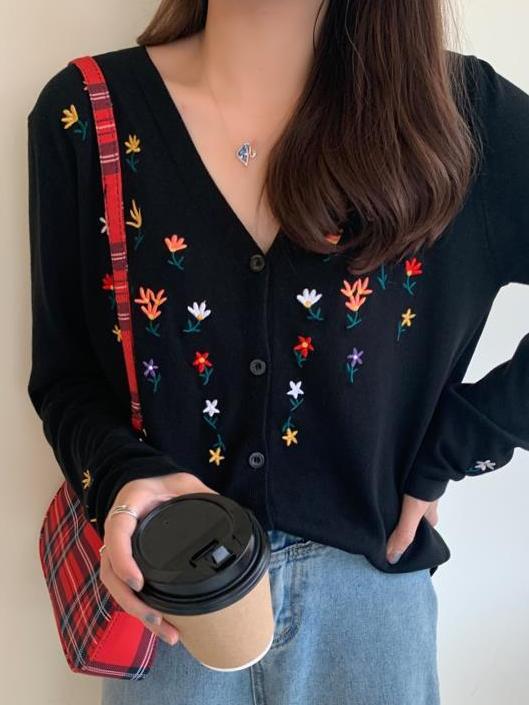 Stylish V-neck Floral Embroidered Knit Cardigan